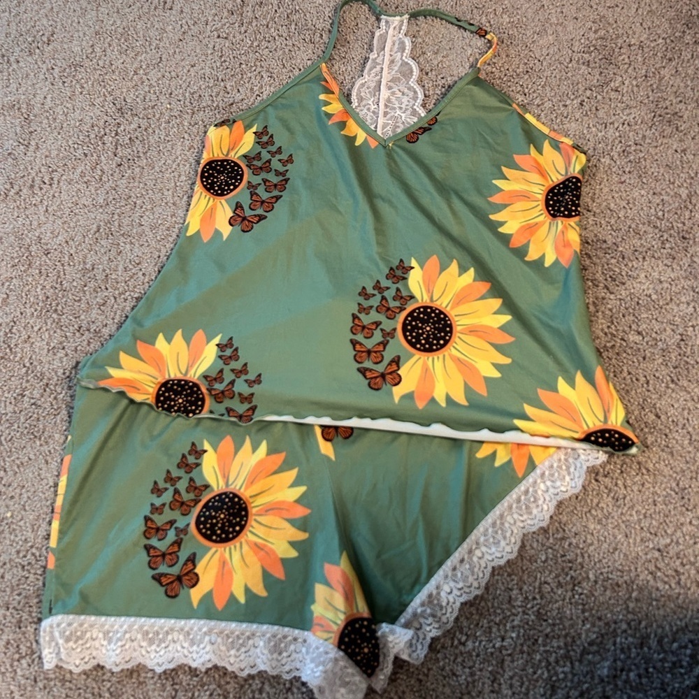 Women’s 2 Piece Set PJ with Sun Flowers & Butterflies

Size 12